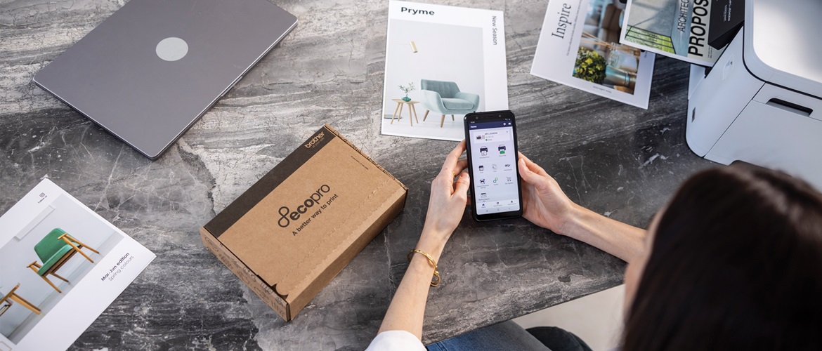 Nainen yhdistää EcoPro-tulostimensa Brother Mobile Connect -sovellukseen
