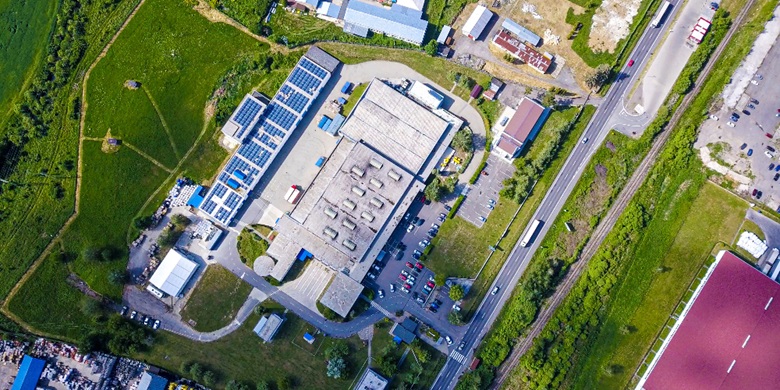 Ilmakuva Brotherin tehtaasta, jonka katolla on aurinkopaneelit