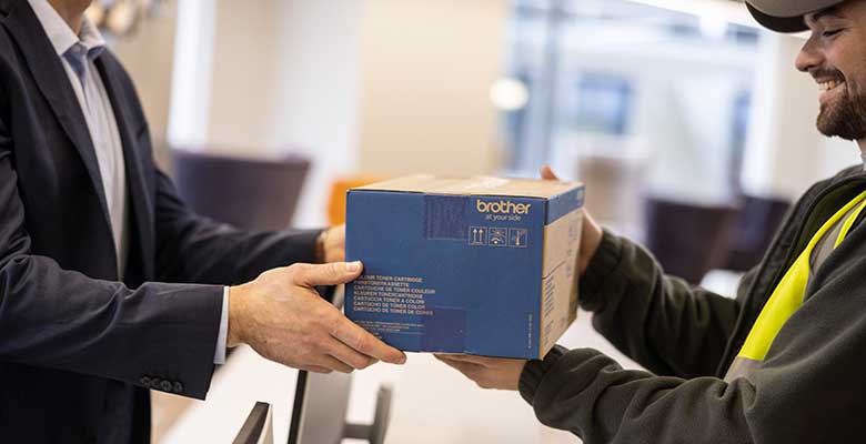 Mies toimittaa laservärikasettia asiakkaalle