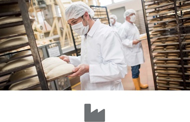 Leipomon työntekijöitä leipomossa