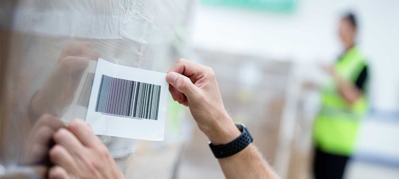 Viivakooditarraa kiinnitetään muovitettuun lavaan