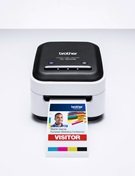 VC-500W-tulostin tulostaa vierailijakorttia