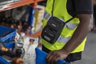 Varastotyöntekijällä kulkee RJ-mobiilitulostin kaulahihnassa mukana