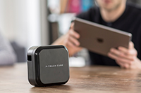 P-touch CUBE plus toimii akulla